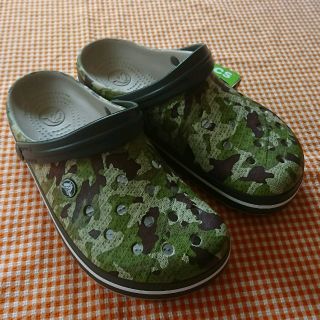 クロックス(crocs)のクロックス clogband camoグリーン M8W10(サンダル)