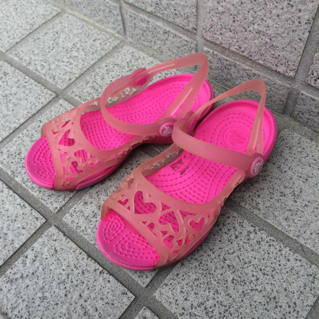 crocs(クロックス)のクロックス サンダル サイズ C10 キッズ/ベビー/マタニティのキッズ靴/シューズ(15cm~)(サンダル)の商品写真