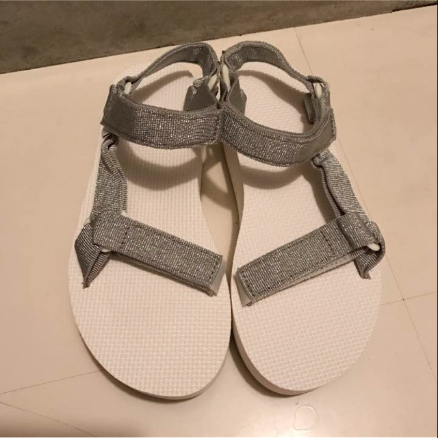 Teva(テバ)のTeva 厚底 ホワイト シルバー レディースの靴/シューズ(サンダル)の商品写真