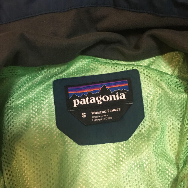 patagonia(パタゴニア)のPatagonia マウンテンパーカー グリーン goatex  レディースのジャケット/アウター(ナイロンジャケット)の商品写真