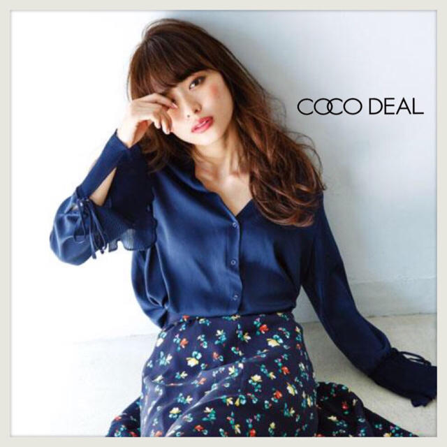 COCO DEAL(ココディール)のCOCODEAL 今期即完売 プリーツカフス前あきブラウス 内田理央カタログ着用 レディースのトップス(シャツ/ブラウス(長袖/七分))の商品写真