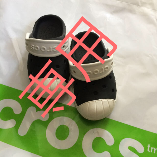 crocs(クロックス)の美品☆CROCS キッズクロックス☆ブラック&ピンク キッズ/ベビー/マタニティのベビー靴/シューズ(~14cm)(サンダル)の商品写真