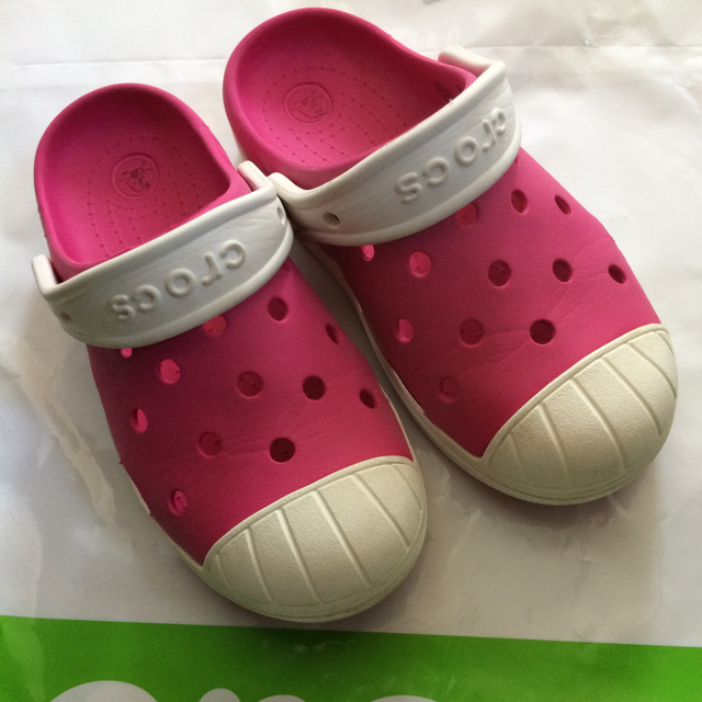 crocs(クロックス)の美品☆CROCS キッズクロックス☆ブラック&ピンク キッズ/ベビー/マタニティのベビー靴/シューズ(~14cm)(サンダル)の商品写真