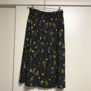 ザラ(ZARA)のZARA 黒 花柄プリーツスカート(ひざ丈スカート)