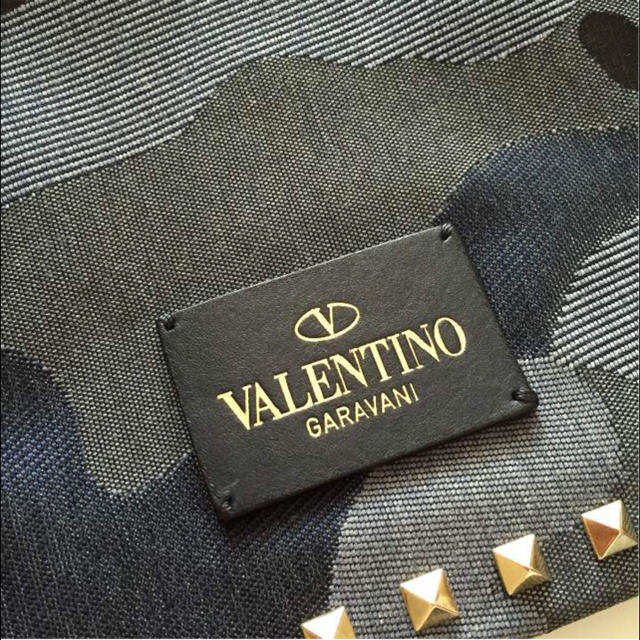 VALENTINO(ヴァレンティノ)の新品 未使用 VALENTINO迷彩ロックスタッズクラッチバッグ レディースのバッグ(クラッチバッグ)の商品写真