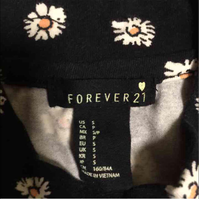 FOREVER 21(フォーエバートゥエンティーワン)のforever21 ショート丈タンクトップ 花柄 レディースのトップス(タンクトップ)の商品写真