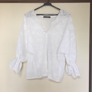 ダブルクローゼット(w closet)のカットワーク刺繍Vネックブラウス(シャツ/ブラウス(長袖/七分))