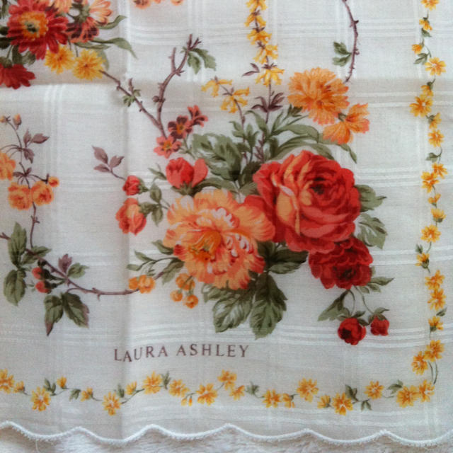 LAURA ASHLEY(ローラアシュレイ)のローラアシュレイのハンカチ レディースのファッション小物(ハンカチ)の商品写真