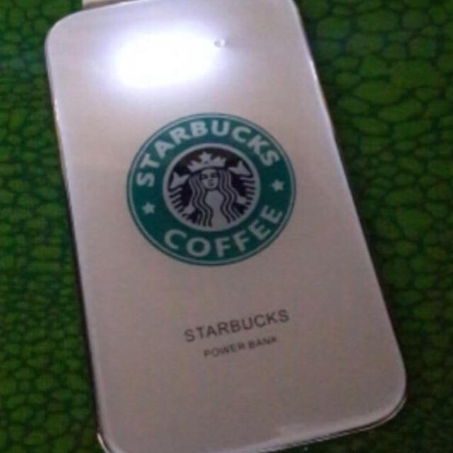 Starbucks Coffee(スターバックスコーヒー)の★スタバ好き注目(#^.^#)スマホ充電器8800mAh★ホワイト(^-^)/ スマホ/家電/カメラのスマートフォン/携帯電話(バッテリー/充電器)の商品写真