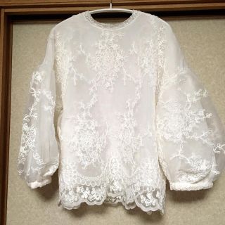 ページボーイ(PAGEBOY)の美品 オーガンジー刺繍バルーンスリーブブラウス(シャツ/ブラウス(長袖/七分))