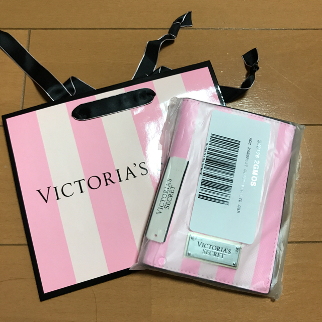 Victoria's Secret(ヴィクトリアズシークレット)のvictoria's seacret♡パスポートケース レディースのファッション小物(ポーチ)の商品写真