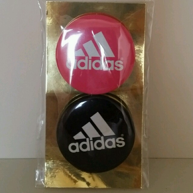 adidas(アディダス)の最終値下げ adidas アディダス ブリキバッチ エンタメ/ホビーのアニメグッズ(バッジ/ピンバッジ)の商品写真