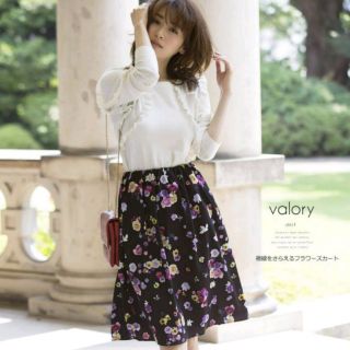 トッコ(tocco)の【タイムセール】視線をさらえるフラワースカート【valoryヴァロリー】送料無料(ひざ丈スカート)