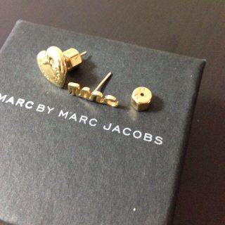 マークバイマークジェイコブス(MARC BY MARC JACOBS)のマークバイ  ロゴピアス(ピアス)