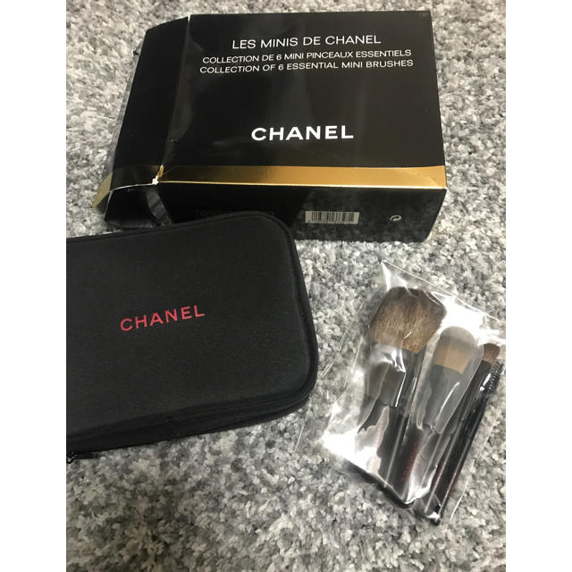 CHANEL(シャネル)の◾️8月中再値下げ◾️CHANEL◾️未使用ポーチ◾️ブラシセット◾️ レディースのファッション小物(ポーチ)の商品写真