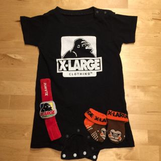 エクストララージ(XLARGE)の★Ｘ-LARGE  黒   半袖  ロンパース  70&靴下&腕付ガラガラ★(ロンパース)