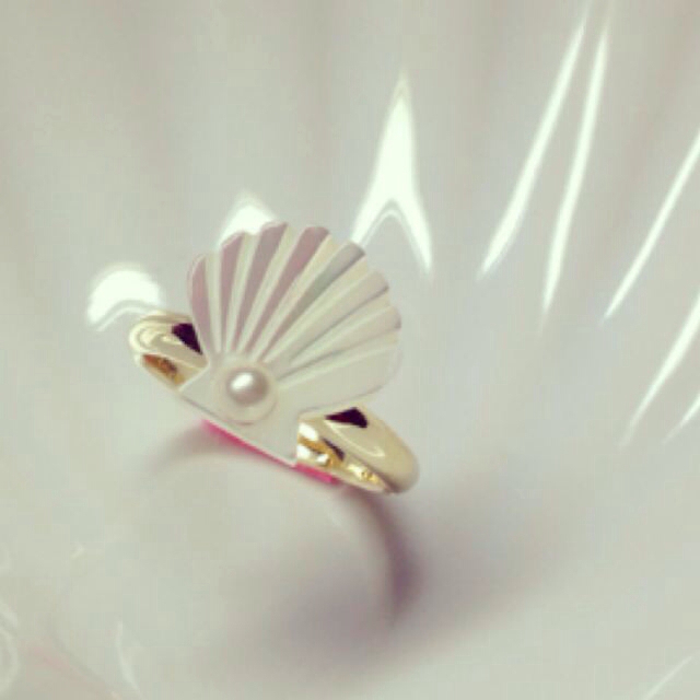 white shell ring レディースのアクセサリー(リング(指輪))の商品写真