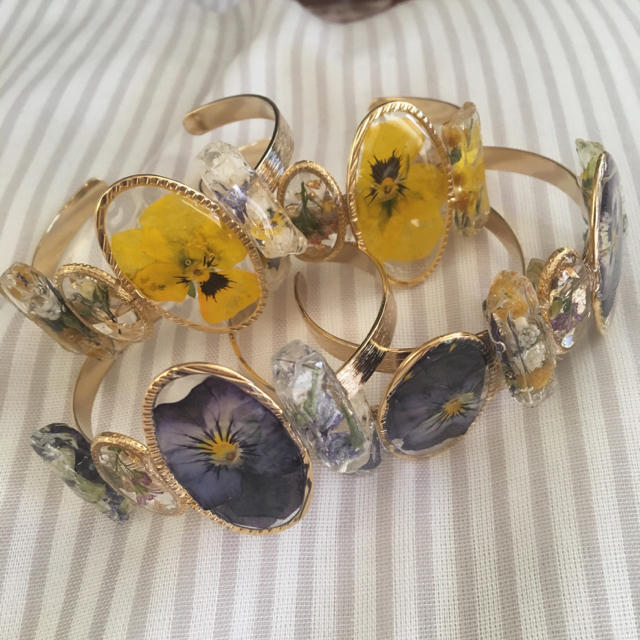 Viola Bangle 🌼 ハンドメイドのアクセサリー(ブレスレット/バングル)の商品写真