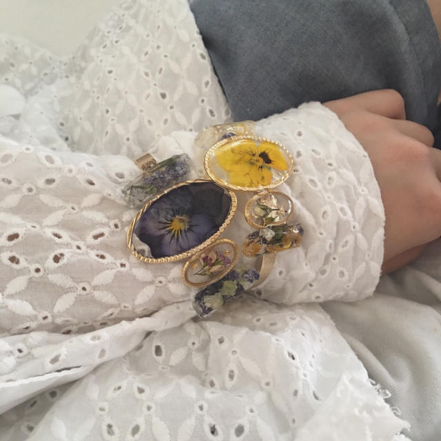 Viola Bangle ハンドメイドのアクセサリー(ブレスレット/バングル)の商品写真