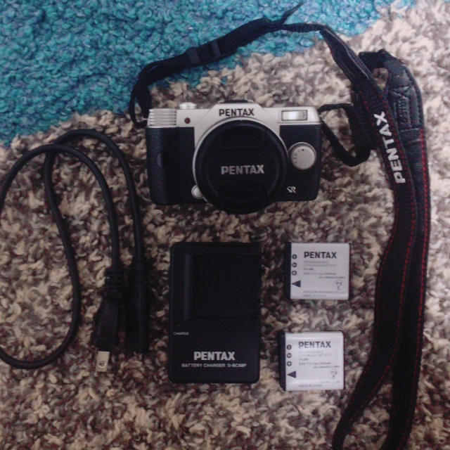 PENTAX(ペンタックス)のPENTAX Q10 ダブルズームレンズキット ミラーレス カメラ シルバー スマホ/家電/カメラのカメラ(ミラーレス一眼)の商品写真
