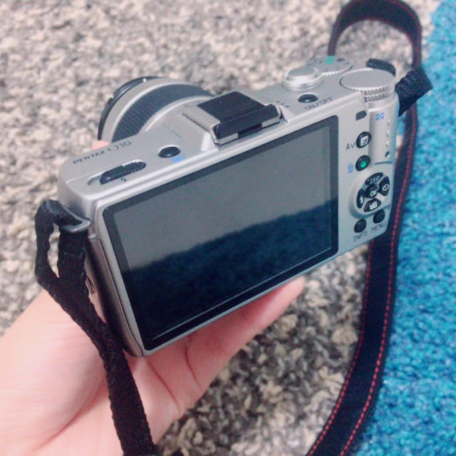 PENTAX(ペンタックス)のPENTAX Q10 ダブルズームレンズキット ミラーレス カメラ シルバー スマホ/家電/カメラのカメラ(ミラーレス一眼)の商品写真