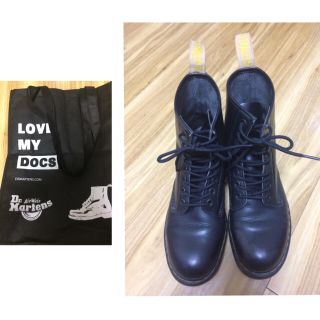 ドクターマーチン(Dr.Martens)のDr.matensのblack 8ホール UK8レア黄色タグ正規品です。(ブーツ)