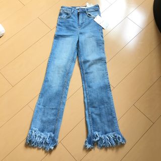 ザラ(ZARA)のハイライズクロップド丈ミニフレアジーンズ(デニム/ジーンズ)