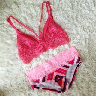 ヴィクトリアズシークレット(Victoria's Secret)の新品　Victoria's Secret ブラレット & PINK ショーツ(ブラ&ショーツセット)