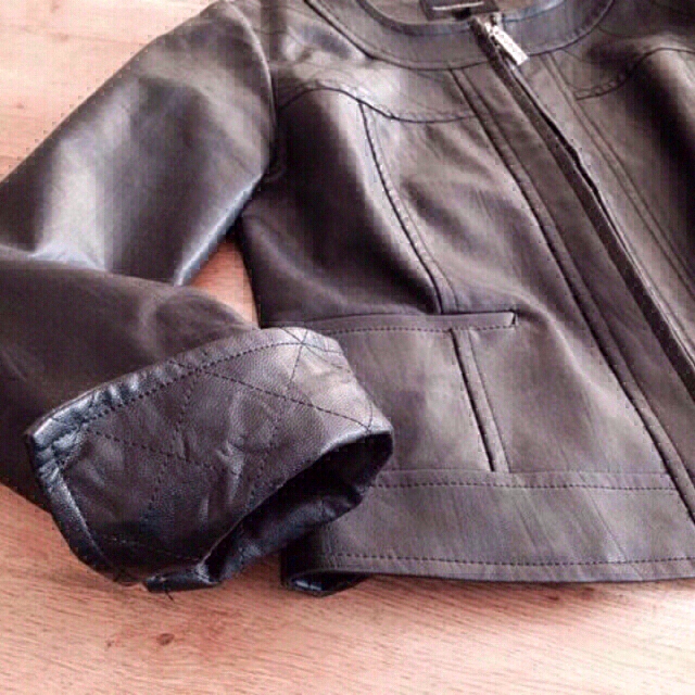 QUEENS COURT(クイーンズコート)のノーカラーレザージャケット 黒 レディースのジャケット/アウター(ノーカラージャケット)の商品写真