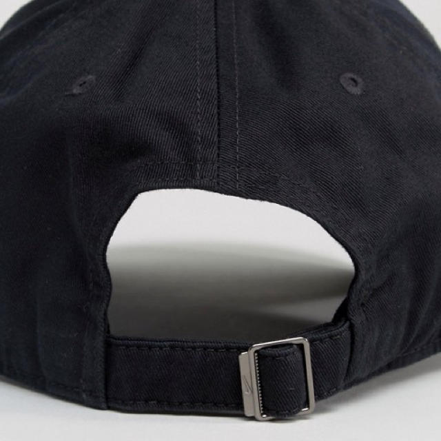 NIKE(ナイキ)の【限定希少】Nike（ナイキ）スウッシュキャップ　帽子 ブラックオレンジ レディースの帽子(キャップ)の商品写真