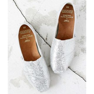 トムズ(TOMS)のグリッターシルバーTOMS(スリッポン/モカシン)