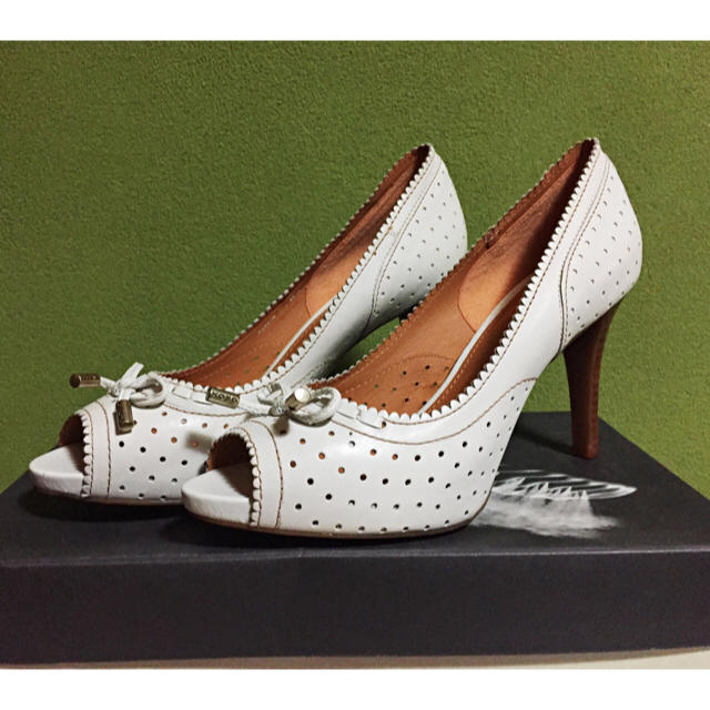 ホワイトパンプス レディースの靴/シューズ(ハイヒール/パンプス)の商品写真