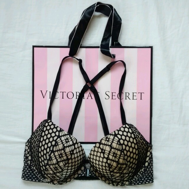 Victoria's Secret(ヴィクトリアズシークレット)のVictoria's  secret スタッズつきブラジャー レディースの下着/アンダーウェア(ブラ)の商品写真
