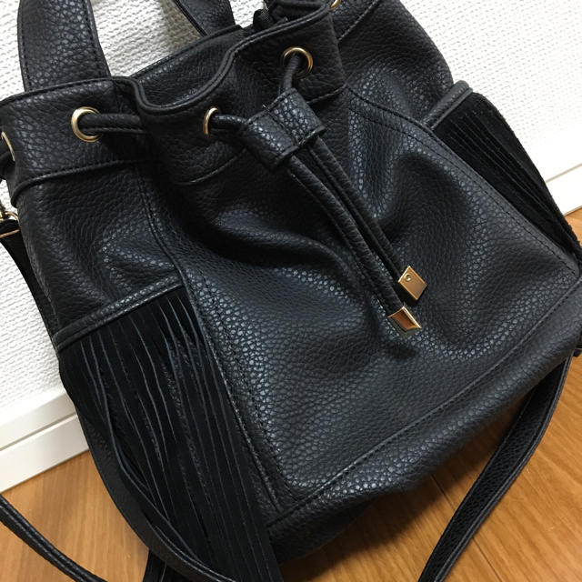 AZUL by moussy(アズールバイマウジー)のフリンジ 巾着バッグ ハンドバッグ レディースのバッグ(ハンドバッグ)の商品写真