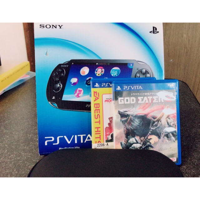 エンタメ/ホビーPSVITA 黒  ケース とソフト2本付き！