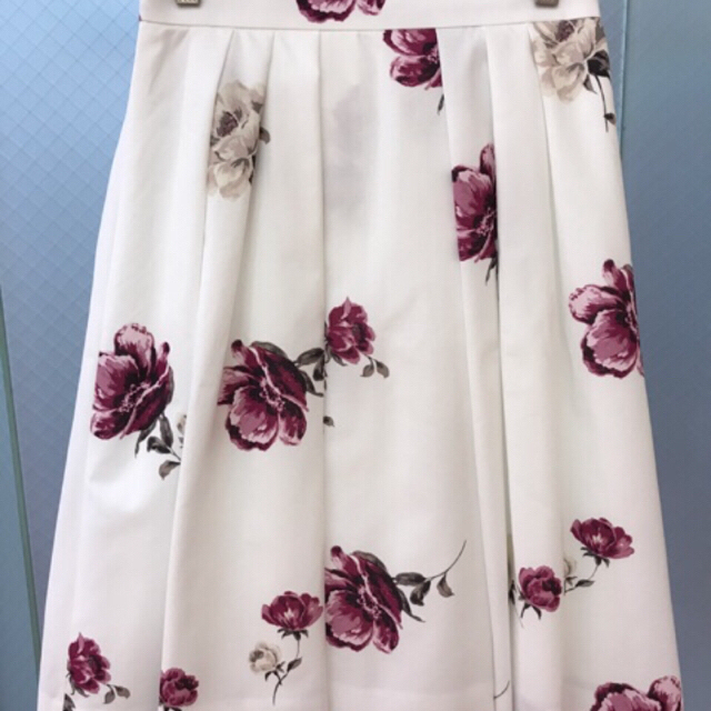 Apuweiser-riche(アプワイザーリッシェ)の美品 アプワイザーリッシェ クラシカルフラワータックスカート ピンク 花柄  レディースのスカート(ひざ丈スカート)の商品写真