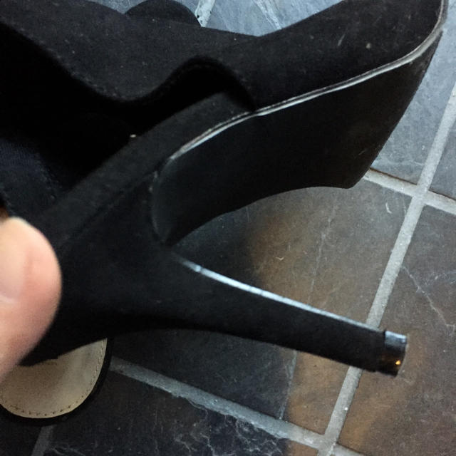 FOREVER 21(フォーエバートゥエンティーワン)のブラック スエード素材 サンダルブーツ レディースの靴/シューズ(サンダル)の商品写真
