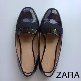 ザラ(ZARA)のマッチ様【ZARA】フラットシューズ 37 黒エナメル(スリッポン/モカシン)