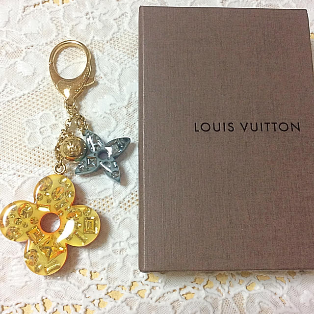 LOUIS VUITTON(ルイヴィトン)の⭐️LOUIS VUITTON⭐️ビジューサック グラム フラワー チャーム レディースのファッション小物(キーホルダー)の商品写真