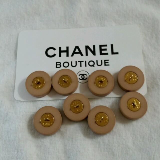 CHANEL(シャネル)のシャネル 正規品 ベージュ ゴールド ボタン その他のその他(その他)の商品写真