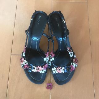 ミュウミュウ(miumiu)の✨noelia様専用✨miu miu フラワーデコレーション サンダル 黒 (サンダル)