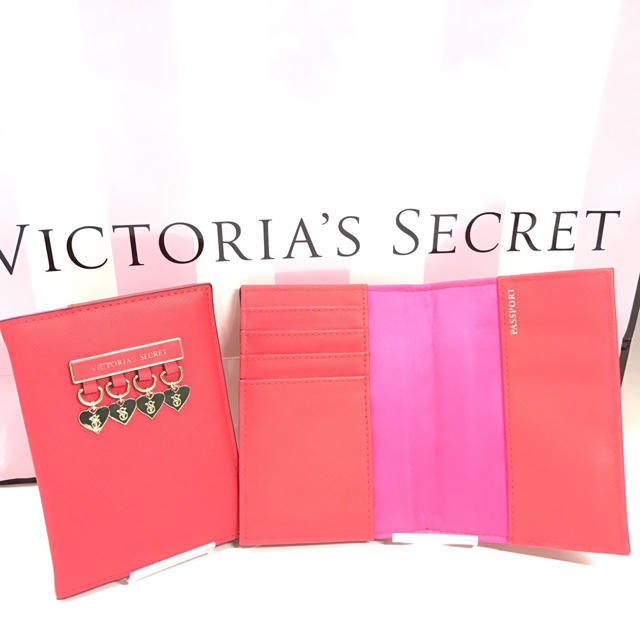 Victoria's Secret(ヴィクトリアズシークレット)の❤︎新品❤︎ヴィクトリアシークレット❤︎パスポートケース❤︎ インテリア/住まい/日用品の日用品/生活雑貨/旅行(旅行用品)の商品写真