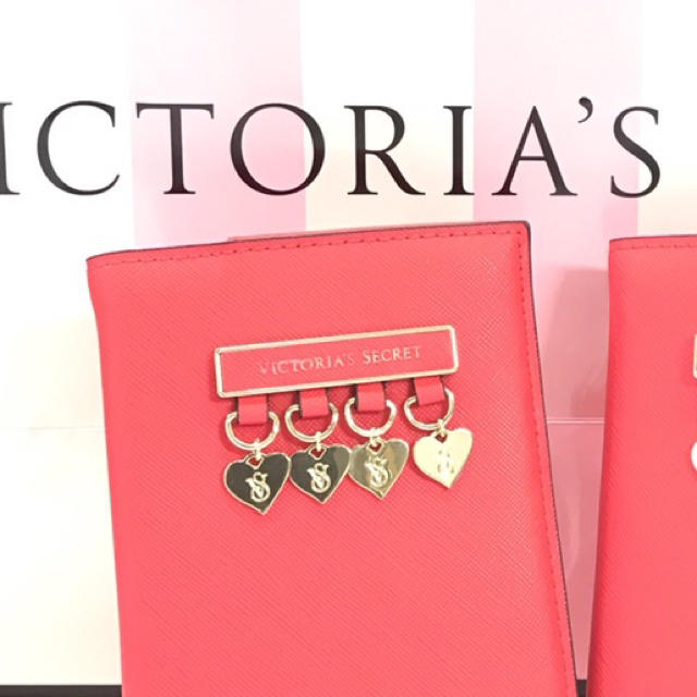 Victoria's Secret(ヴィクトリアズシークレット)の❤︎新品❤︎ヴィクトリアシークレット❤︎パスポートケース❤︎ インテリア/住まい/日用品の日用品/生活雑貨/旅行(旅行用品)の商品写真