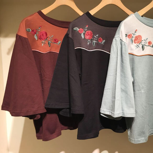 w closet(ダブルクローゼット)のw closet 刺繍プルオーバー レディースのトップス(Tシャツ(半袖/袖なし))の商品写真