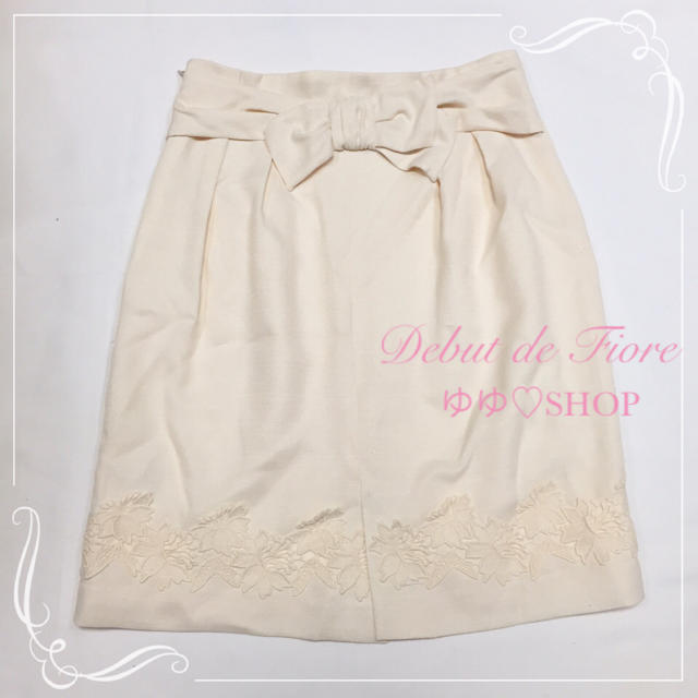 Debut de Fiore(デビュードフィオレ)のバックリボン裾刺繍スカート レディースのスカート(ひざ丈スカート)の商品写真