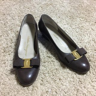 サルヴァトーレフェラガモ(Salvatore Ferragamo)の美品フェラガリボンレザーパンプス6 1/2Cブラウン(ハイヒール/パンプス)