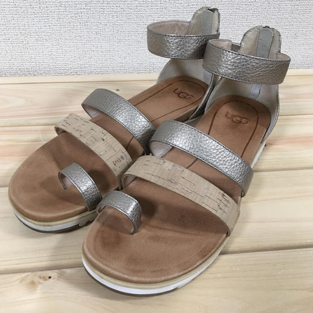 UGG(アグ)の専用  UGG アグ サンダル 7 24 ジーナ ZINA ゴールド グレー  レディースの靴/シューズ(サンダル)の商品写真