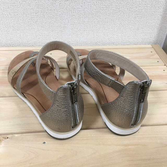 UGG(アグ)の専用  UGG アグ サンダル 7 24 ジーナ ZINA ゴールド グレー  レディースの靴/シューズ(サンダル)の商品写真