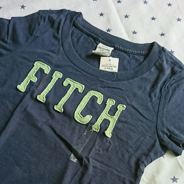 Abercrombie&Fitch(アバクロンビーアンドフィッチ)の【新品】アバクロ  グリーンアップリケ ロゴTシャツ レディースのトップス(Tシャツ(半袖/袖なし))の商品写真