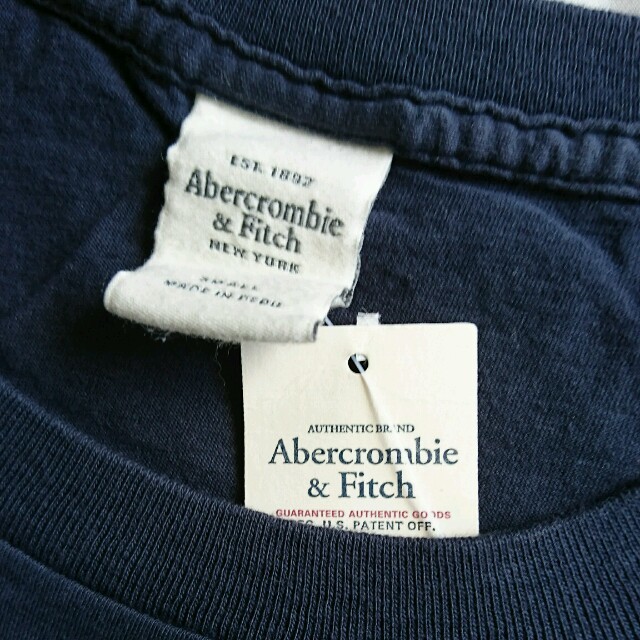 Abercrombie&Fitch(アバクロンビーアンドフィッチ)の【新品】アバクロ  グリーンアップリケ ロゴTシャツ レディースのトップス(Tシャツ(半袖/袖なし))の商品写真